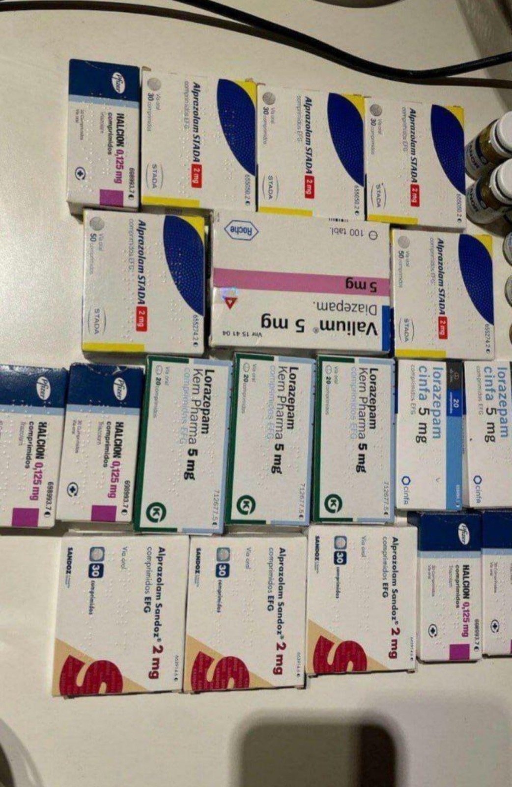 stimulanter-adhd-medicin-fokus Medicinske stimulanter i en beholder til øget koncentration og fokus