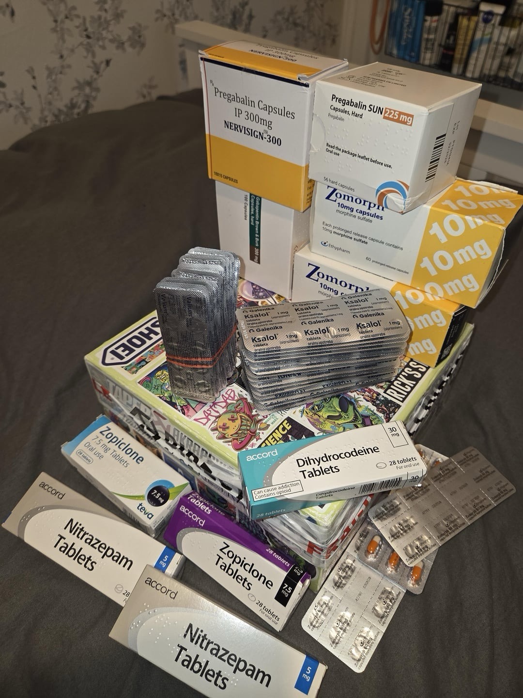 En medarbejder der forsigtigt placerer godkendte pakker med smertestillende medicin i en neutral papkasse